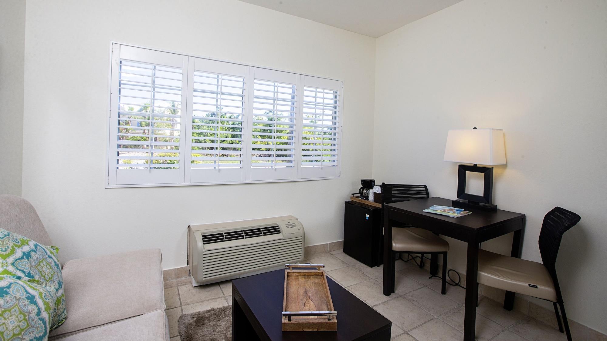 Ports Of Call Resort Grace Bay Exteriör bild