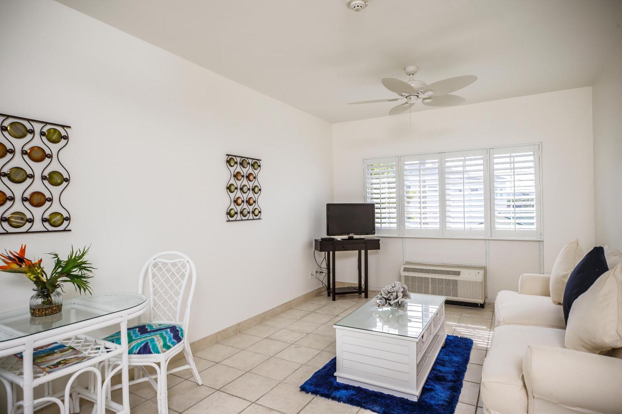 Ports Of Call Resort Grace Bay Rum bild